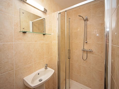 Standard Twin Room, 2 Twin Beds | Bathroom | Shower, free toiletries, soap, shampoo