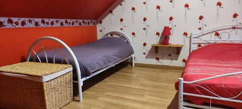 Romantic Double Room (Coquelicot) | Individually decorated, individually furnished, desk, laptop workspace