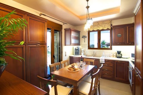Fully equipped kitchen with direct access to the pool area!