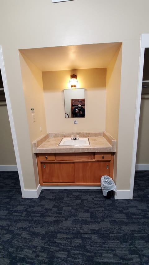 New floors just added in JAN of 2021!