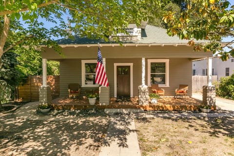 NEW-Classic 3 BR Craftsman-5 blocks to downtown. Historical but yet modernized.
