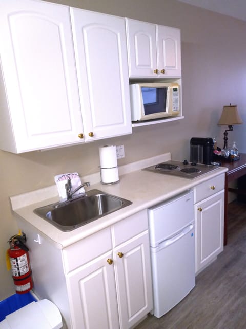 Room, 1 Queen Bed, Kitchenette, Ocean View | Private kitchenette | Fridge, microwave, coffee/tea maker, electric kettle