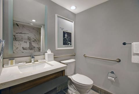 Room, 1 King Bed, Accessible, Bathtub | Bathroom | Designer toiletries, towels