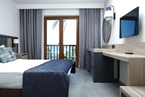 Standard Room, Sea View | In-room safe, blackout drapes, bed sheets