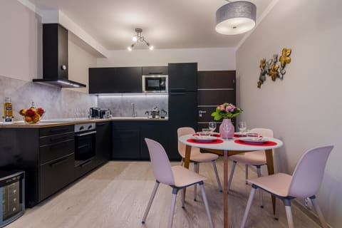 Deluxe Apartment | Private kitchen | Full-size fridge, microwave, oven, stovetop