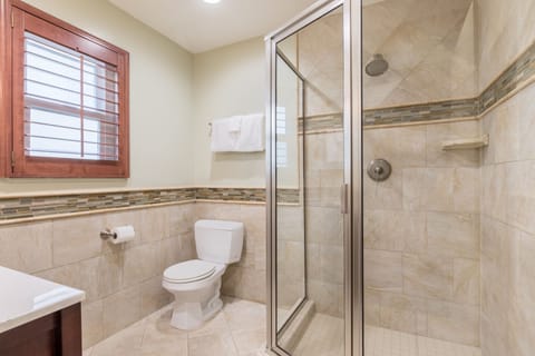 Standard Room, 1 King Bed | Bathroom | Shower, free toiletries, hair dryer, bathrobes