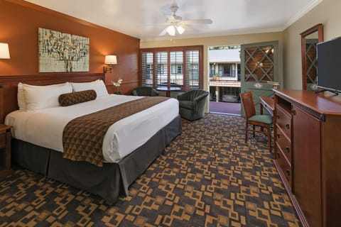 Standard Room, 1 King Bed | Hypo-allergenic bedding, in-room safe, desk, blackout drapes