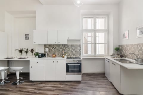 Traditional Apartment | Private kitchen | Fridge, microwave, oven, stovetop