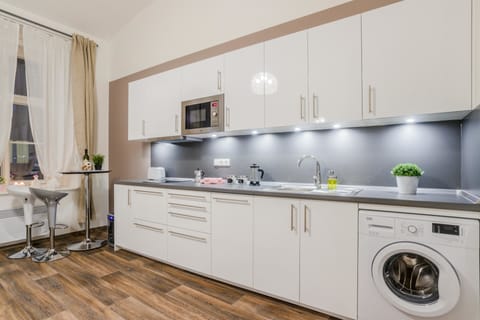 Standard Apartment | Private kitchen | Fridge, microwave, oven, stovetop