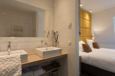 Deluxe Suite | Bathroom | Shower, free toiletries, towels
