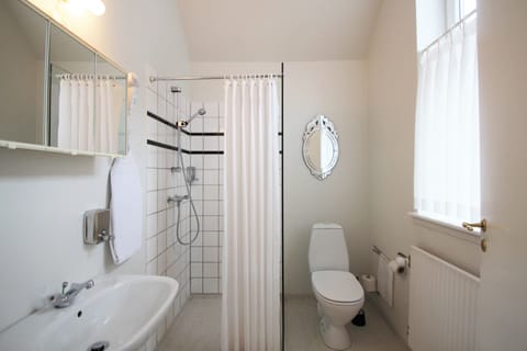 Family Room | Bathroom | Shower, hair dryer, towels