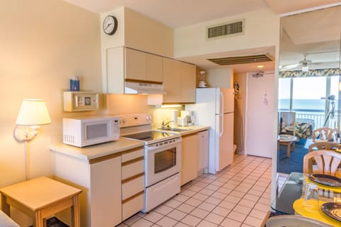 Basic Room | Private kitchen | Full-size fridge, microwave, oven, stovetop