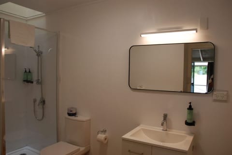 Superior Double Room | Bathroom | Rainfall showerhead, free toiletries, hair dryer, towels