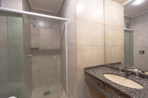 Superior Triple Room | Bathroom | Free toiletries, towels