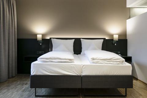 Suite, 1 Bedroom | Hypo-allergenic bedding, minibar, in-room safe, desk