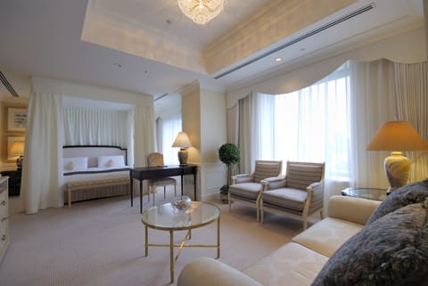 Premier Suite, Non Smoking with Free Lounge Access | 1 bedroom, premium bedding, in-room safe, individually furnished