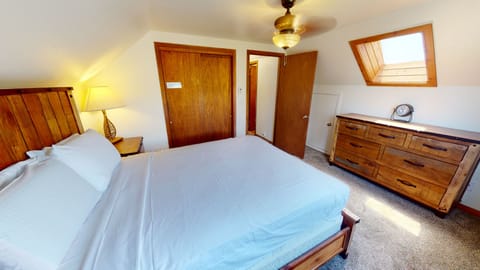 Upstairs 3rd Bedroom with Queen - Upstairs 3rd Bedroom with Queen