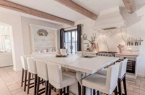 We can comfortably fit 8 people around the island;