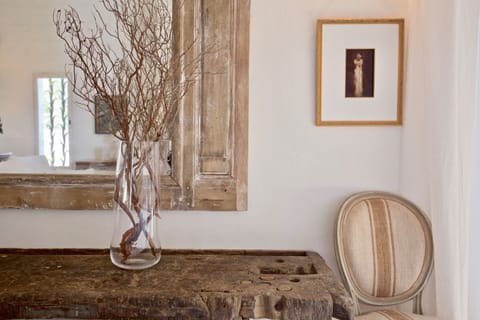 The furnishings are all about comfort and style, mixing old, new and lots of art
