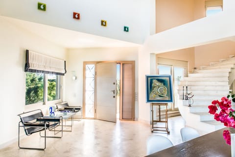 Villa Mariposa - Main Entrance in the luxury living room.