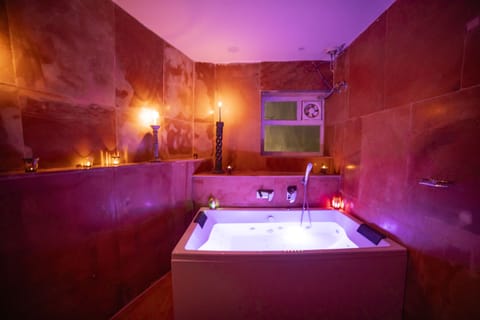 Royal Fort View Room | Bathroom | Free toiletries, hair dryer, slippers, towels