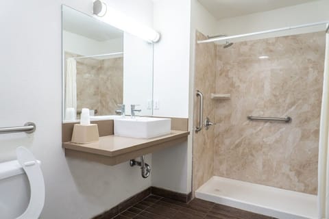 Deluxe Room, 1 Queen Bed | Bathroom | Shower, free toiletries, towels