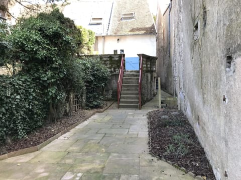 Secure enclosed back garden ideal if you have children. 