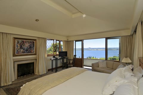 Lake Executive Suite | Living area | 30-inch LCD TV with satellite channels, TV, fireplace