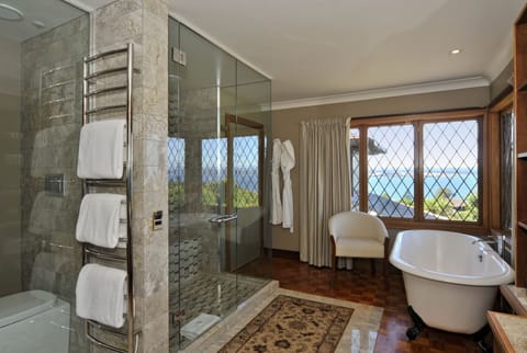 Lake Executive Suite | Bathroom | Jetted tub, free toiletries, hair dryer, bathrobes