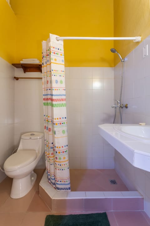 Standard Twin Room | Bathroom | Shower, rainfall showerhead, free toiletries, hair dryer