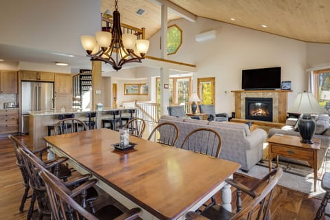 Couloir living room and dining room