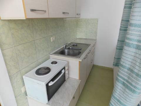 Studio Apartment  | Private kitchenette | Fridge, stovetop, electric kettle, cookware/dishes/utensils