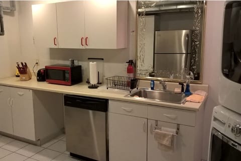 New dishwasher, microwave and toaster. All utensils, pots n pans available