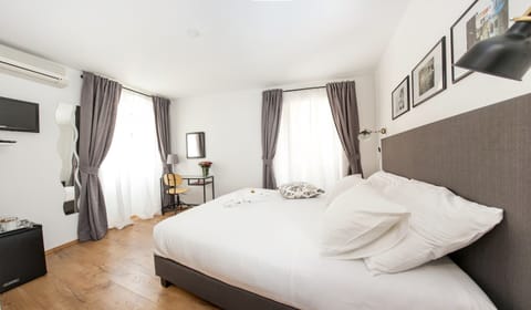 Deluxe Double Room, 1 Queen Bed | Blackout drapes, soundproofing, iron/ironing board, free WiFi