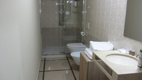 Double Room, Jetted Tub | Bathroom | Shower, free toiletries, hair dryer, bidet