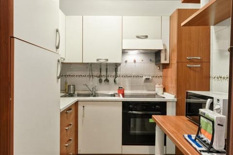 Studio, 1 Bedroom | Private kitchen | Fridge, microwave, oven, stovetop