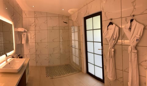 Laguna King Room | Bathroom | Shower, rainfall showerhead, free toiletries, hair dryer