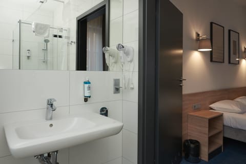 Deluxe Double or Twin Room | Bathroom sink