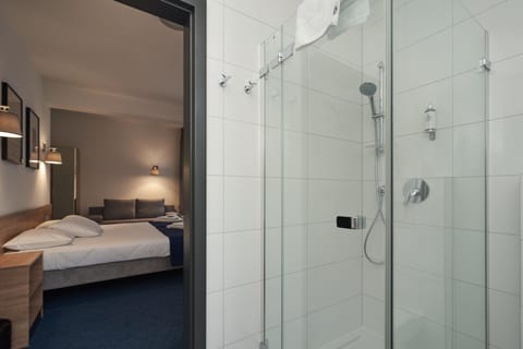 Superior Double or Twin Room | Bathroom | Shower, hair dryer, towels