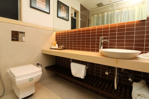 Superior Double Room, 1 Queen Bed, Non Smoking | Bathroom | Shower