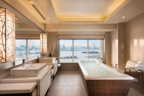 Royal Garden Suite - Non-Smoking - 200sqm - Private Garden - Reinbow bridge and Tokyo Tower View - E | Bathroom | Combined shower/tub, rainfall showerhead, free toiletries, hair dryer