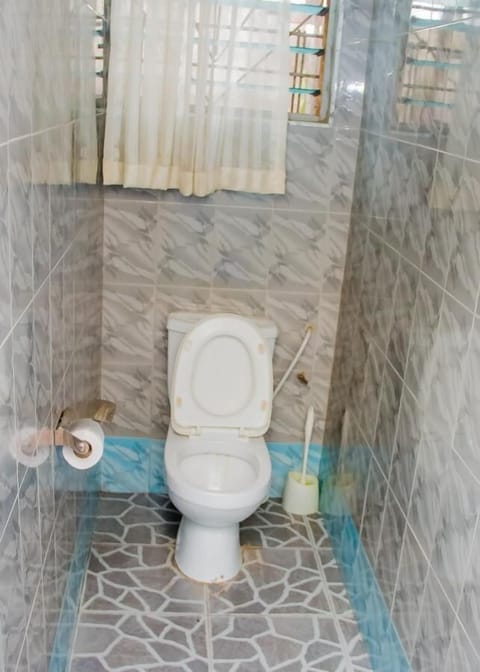 Combined shower/tub, deep soaking tub, towels