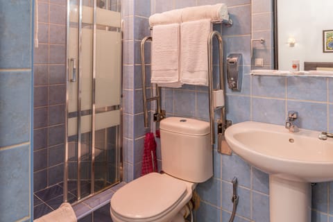 Superior Room | Bathroom | Shower, free toiletries, hair dryer, bidet