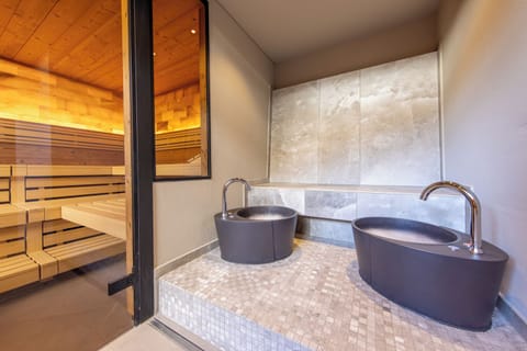 Sauna, steam room