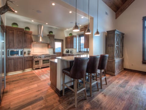 Cowboy Heaven Luxury Suite 7D, Kitchen 1
