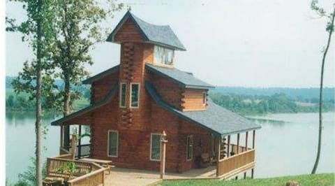 "Heron's Nest" cabin sleeps 12, right ON the Rivers edge, Private Boat Dock. 