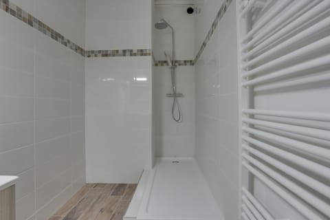 Exclusive Double/Single | Bathroom | Eco-friendly toiletries, hair dryer, bathrobes, towels