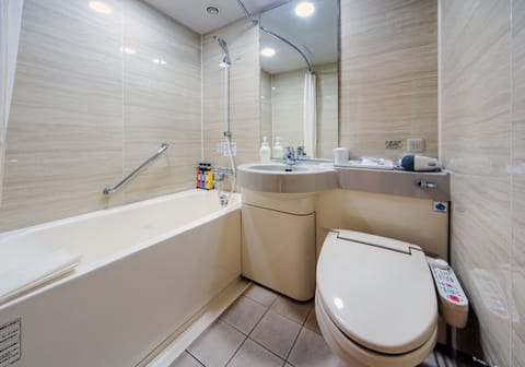 Combined shower/tub, deep soaking tub, free toiletries, hair dryer