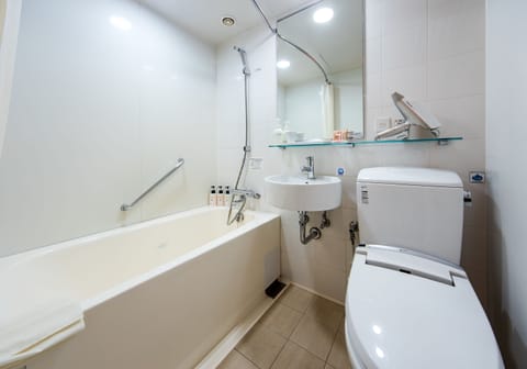 Combined shower/tub, deep soaking tub, free toiletries, hair dryer