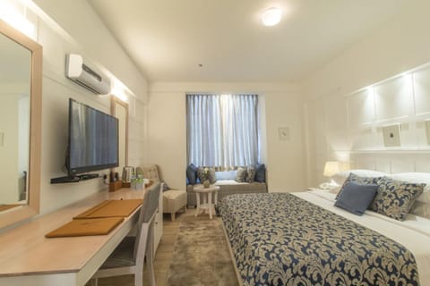 Deluxe Suite, Double Bed | Minibar, in-room safe, desk, blackout drapes